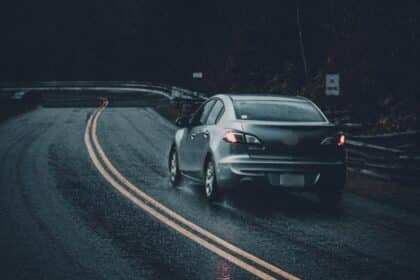 Voiture roulant sous la pluie sur la route