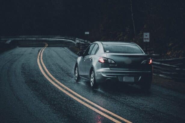 Voiture roulant sous la pluie sur la route